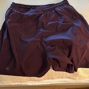 Men’s 7” pacebreaker short . Liner less style in maroon/heather pattern